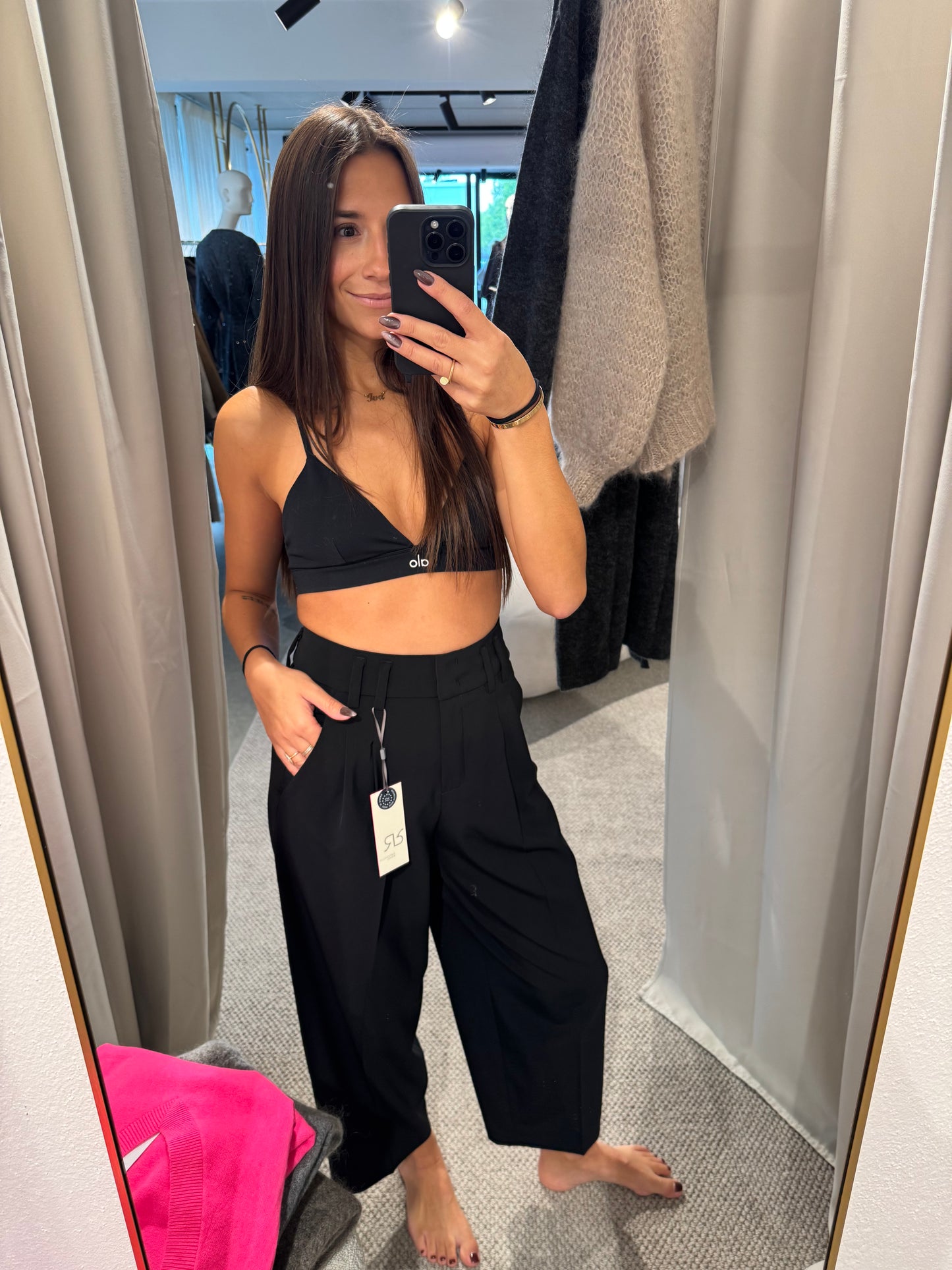 Weit geschnittene Hose in schwarz (verkürzte Form)