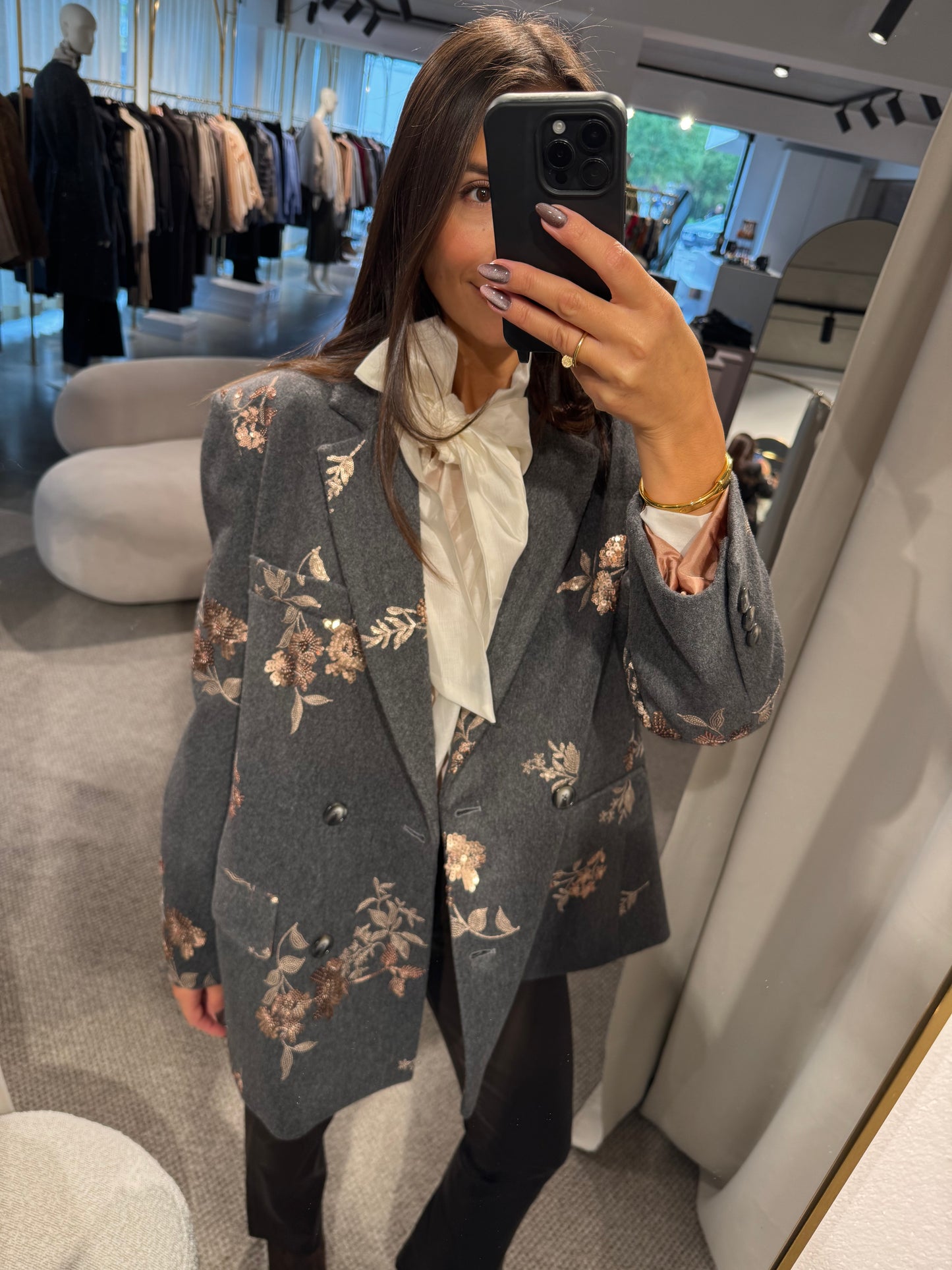 Oversized- Blazer mit Pailletten- Details