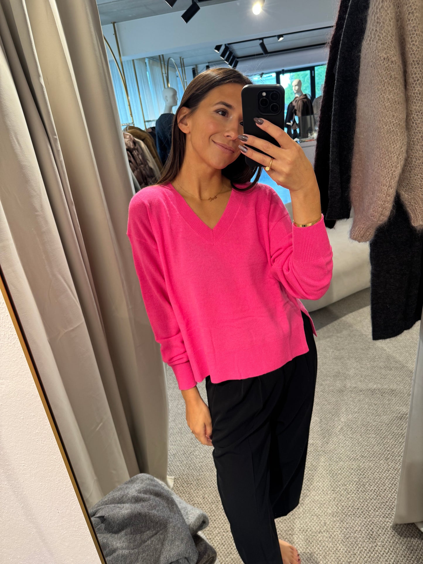 Locker geschnittener Pullover in neon pink