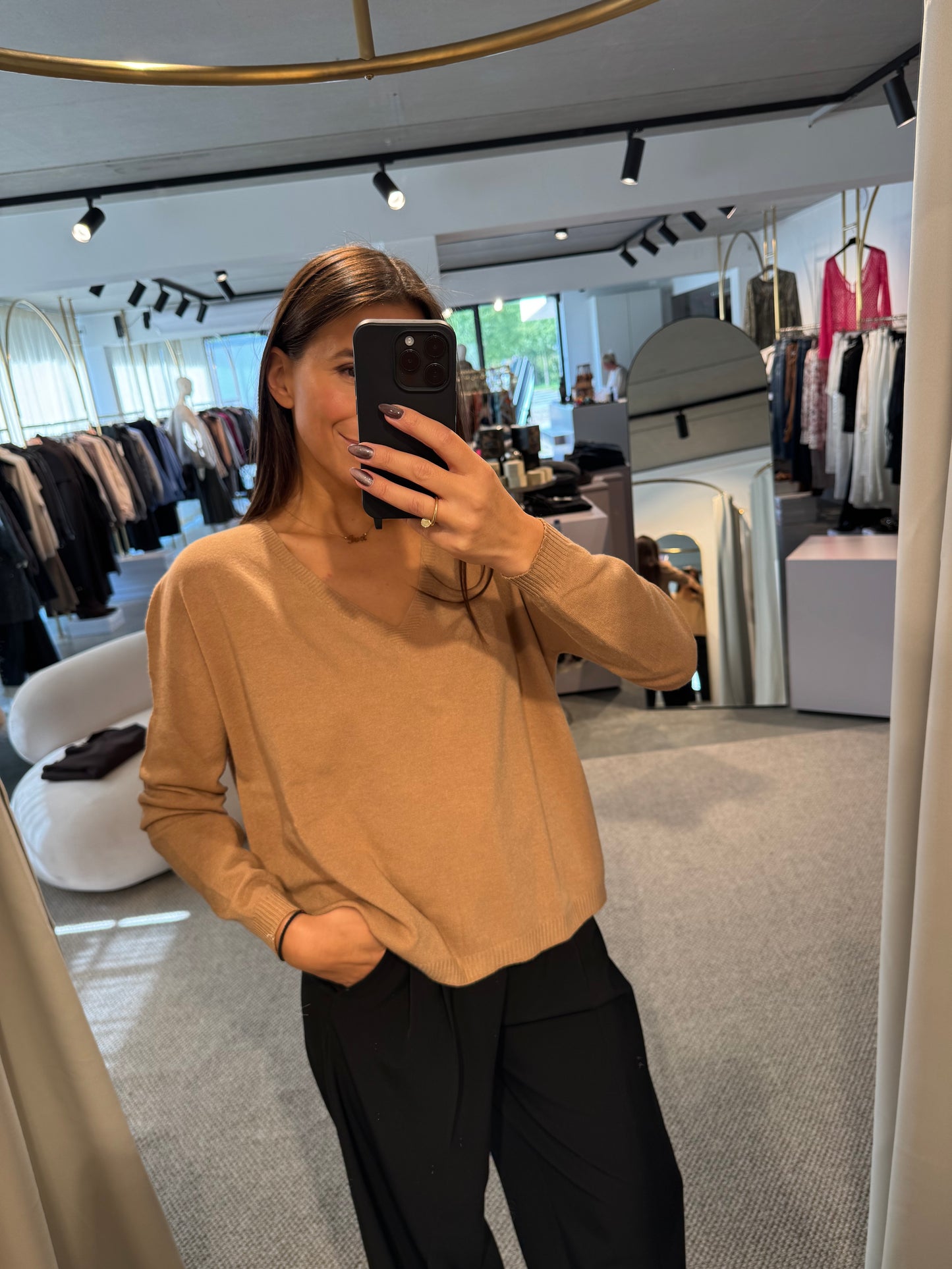 Gerade geschnittener V- Pullover in camel