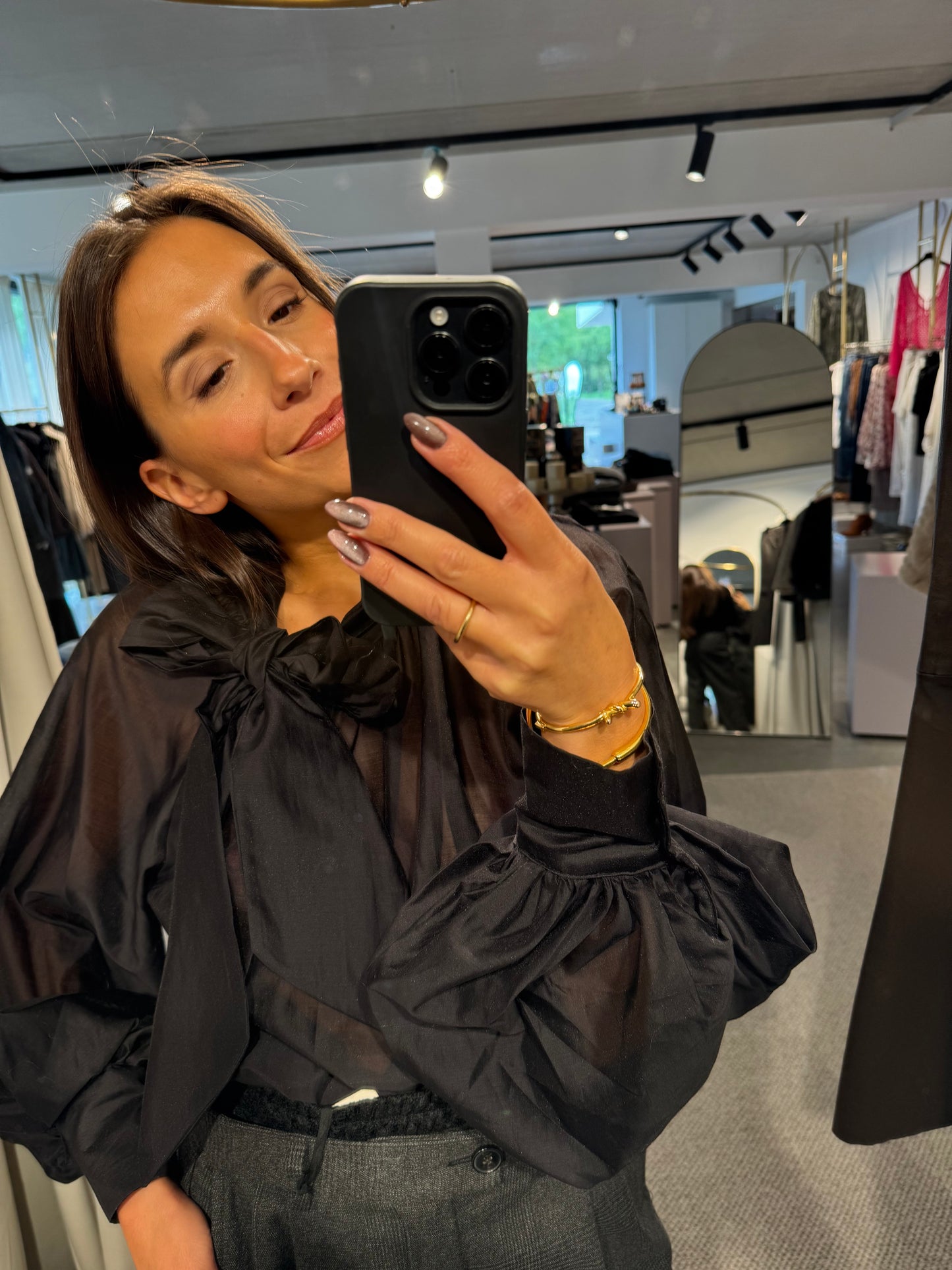 Romantische Bluse mit Schleifendetail in schwarz