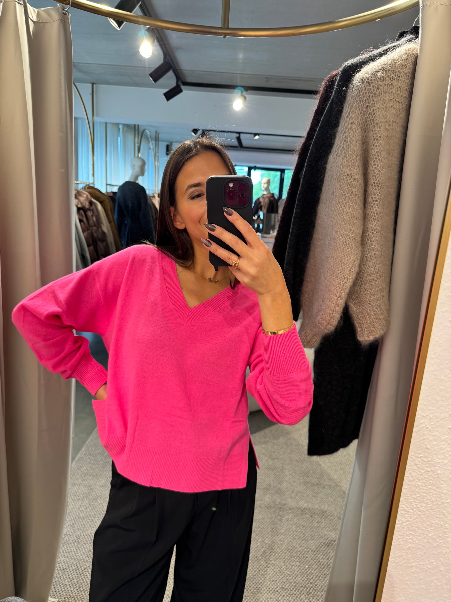 Locker geschnittener Pullover in neon pink
