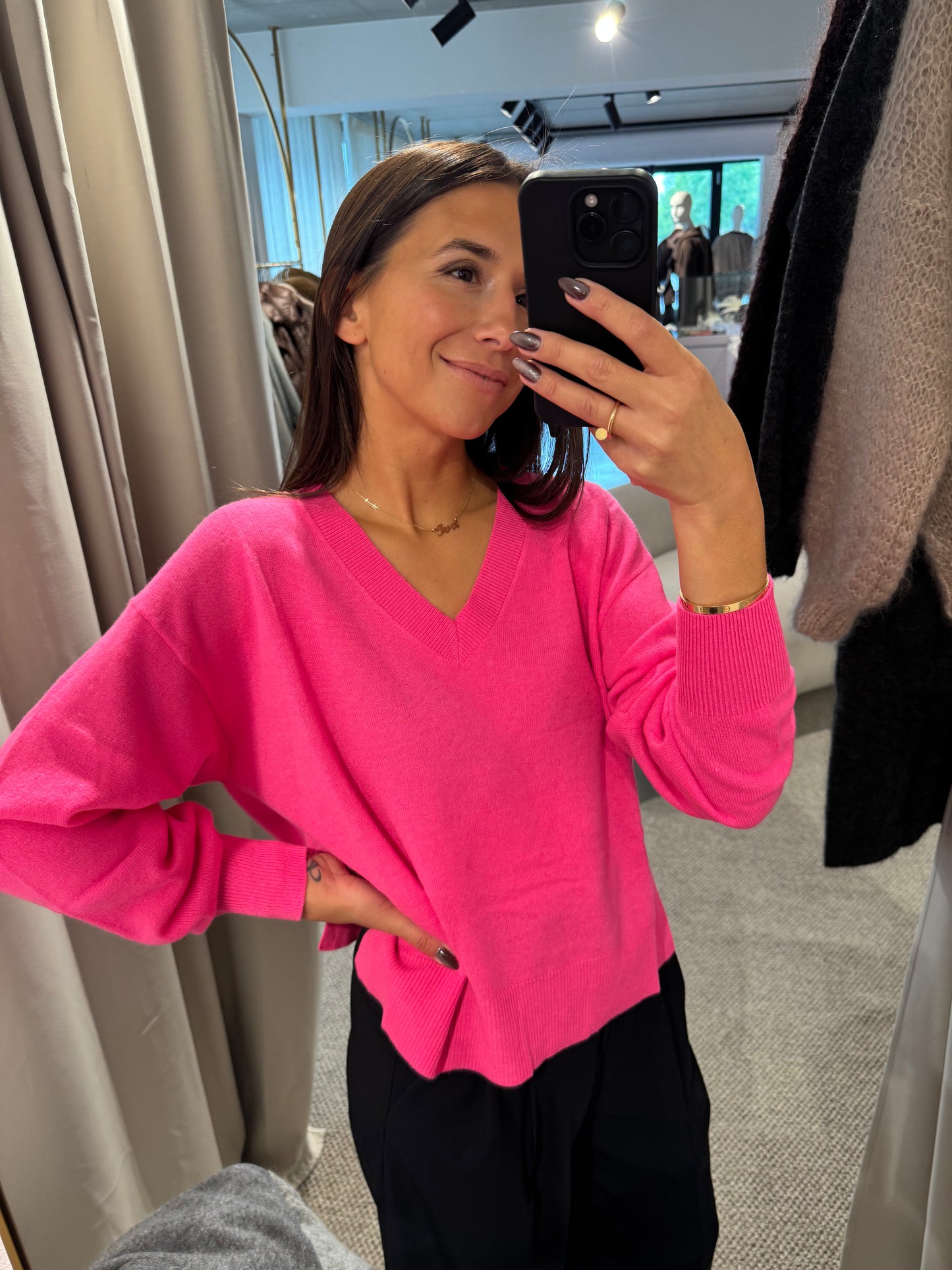 Locker geschnittener Pullover in neon pink