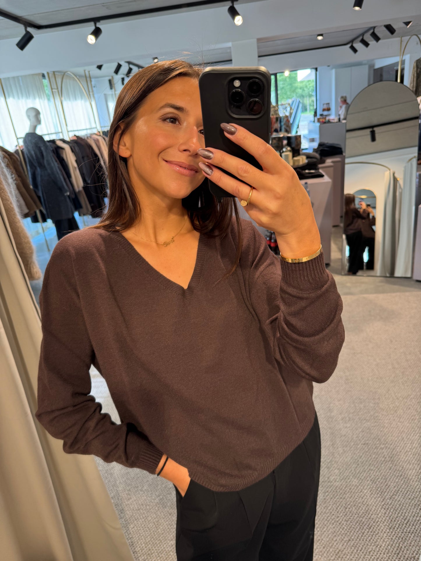 Gerade geschnittener V- Pullover in dunkelbraun