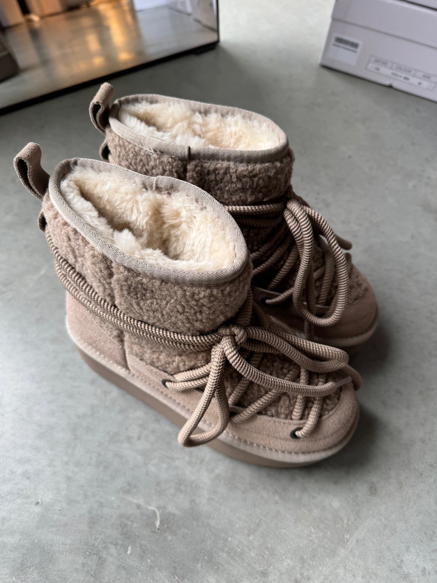 Gefütterte Winterboots mit Plateau in beige
