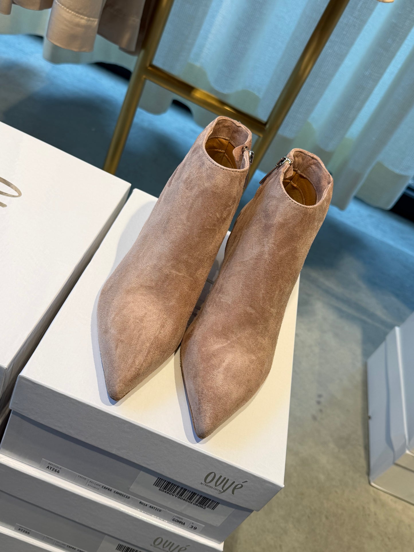 Ankleboot aus Wildleder in taupe