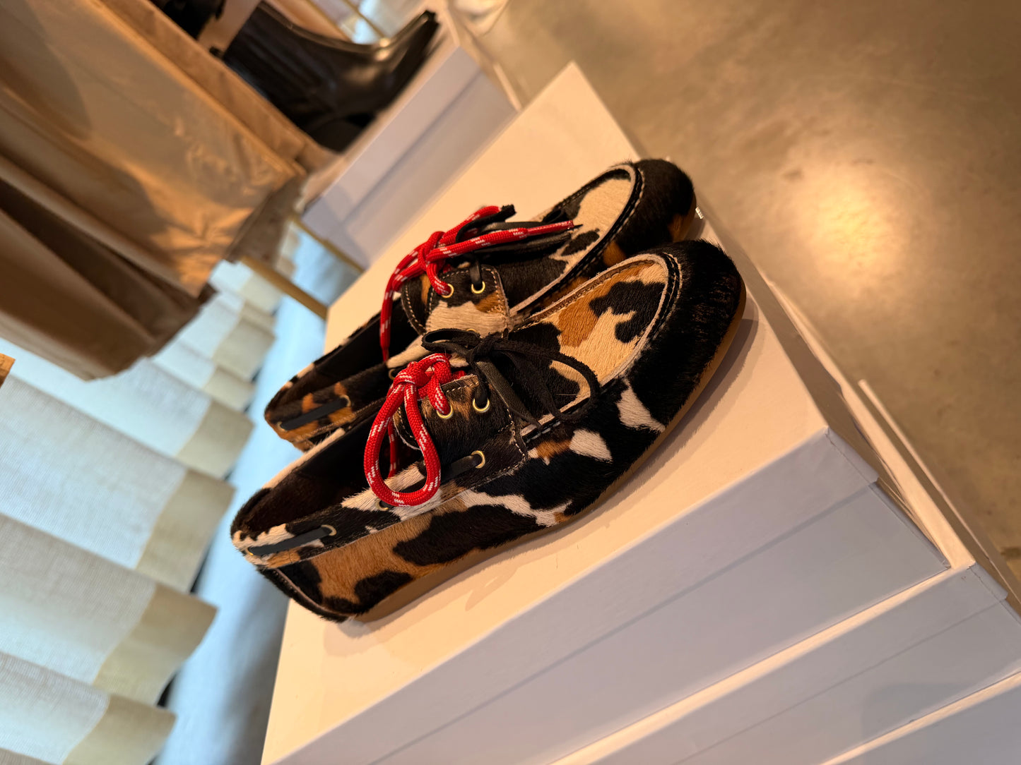 Flats mit Kuhfell- Details