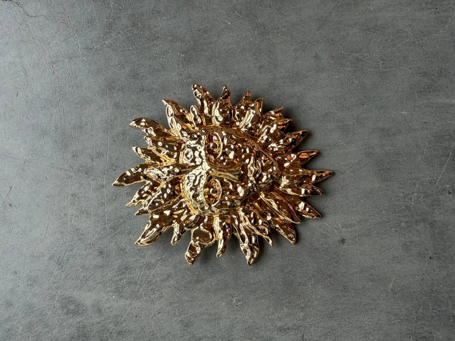 Brosche im Sonnen- Design vergoldet