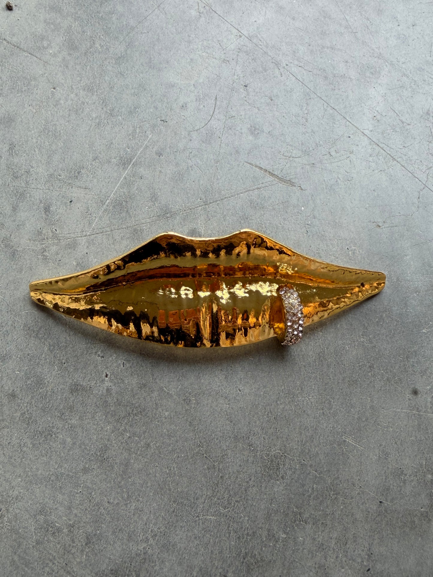 Brosche im Lippen- Design gold