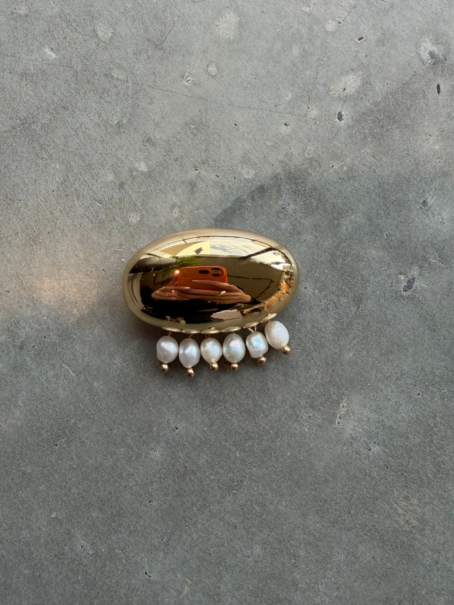 Brosche mit Perlendetails vergoldet