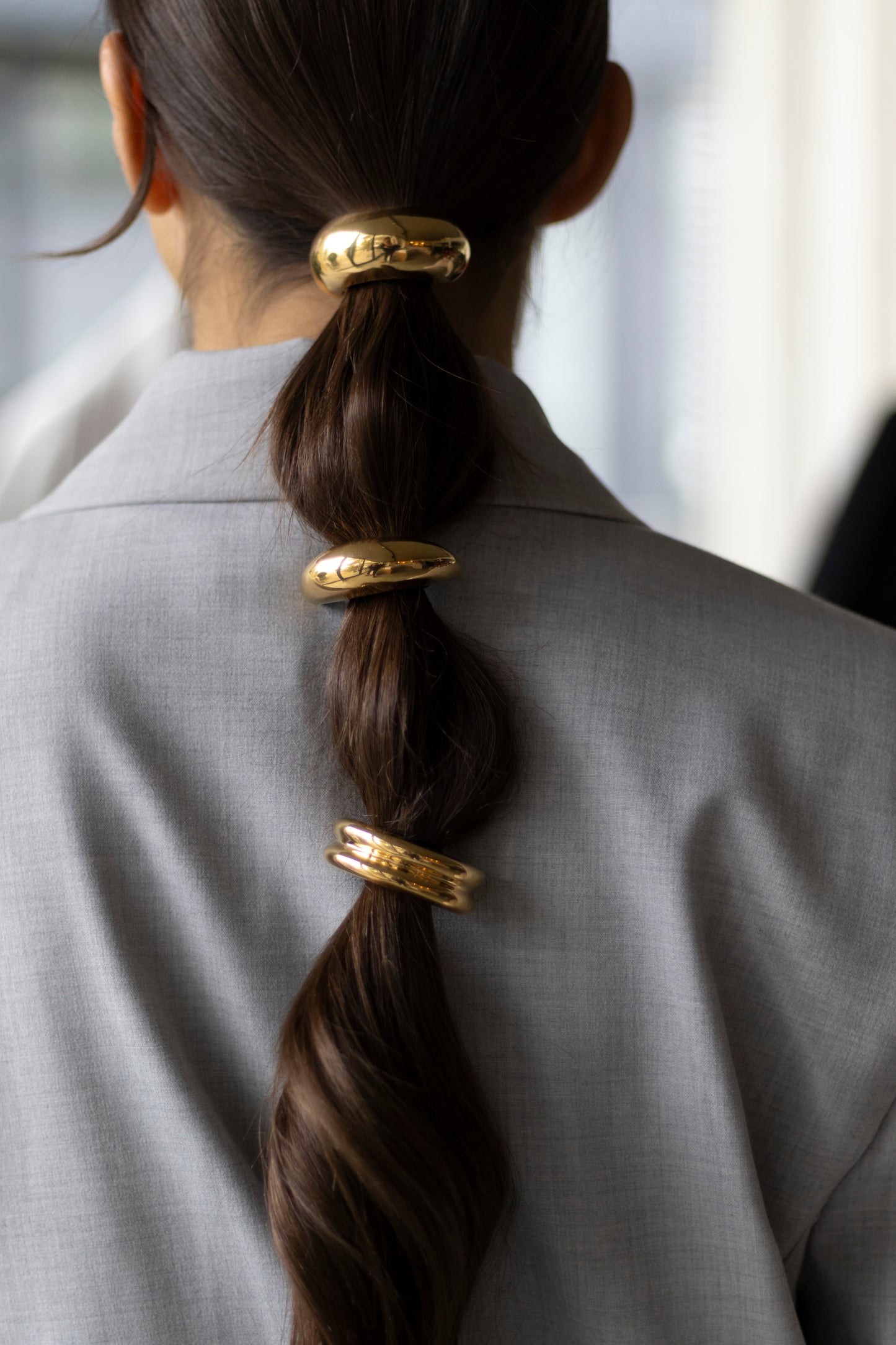 Haargummi mit goldenen Details