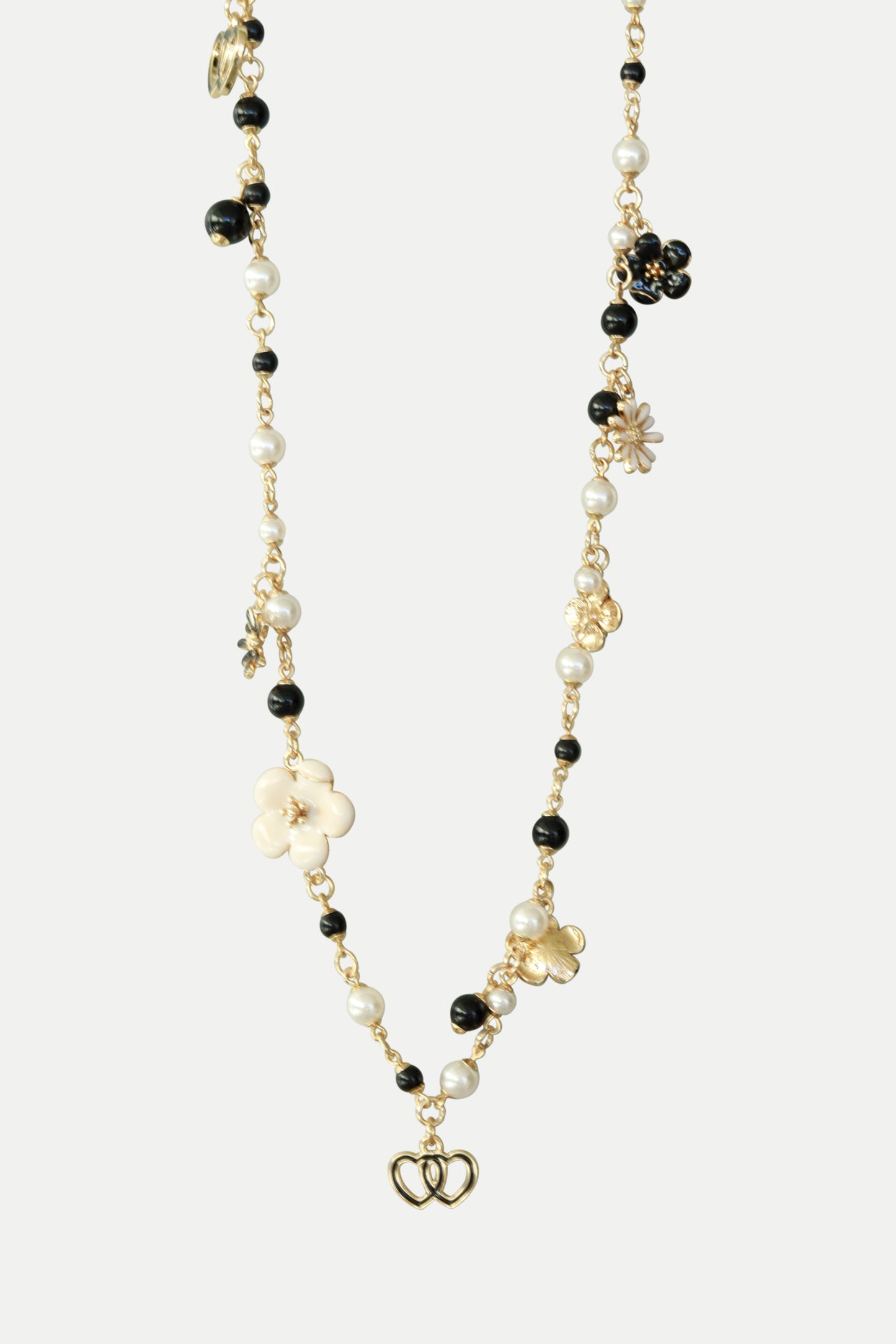 Lange Kette mit Perlen und Blumenapplikationen