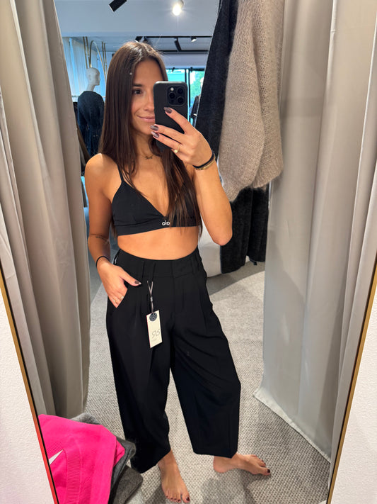 Weit geschnittene Hose in schwarz (verkürzte Form)