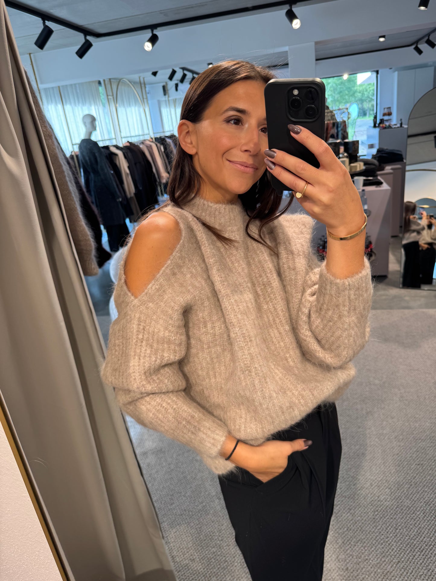 Kuscheliger Pullover mit Cut- Outs in beige