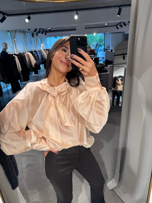 Romantische Bluse mit Schleifendetail in apricot