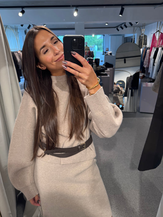 Strickset bestehend aus Pullover und Rock