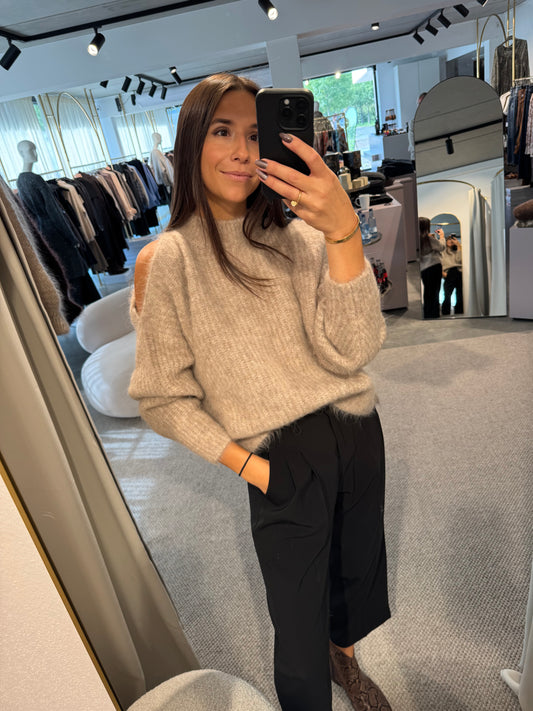 Kuscheliger Pullover mit Cut- Outs in beige