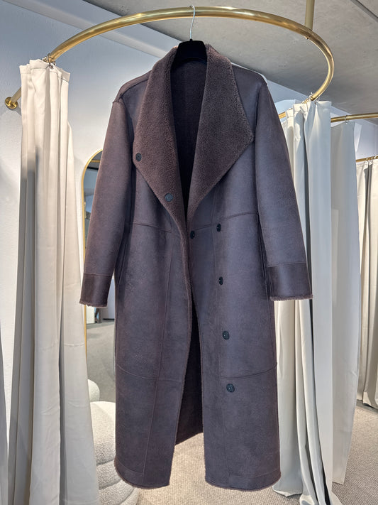 Wendbarer Mantel aus Wollfell in braun