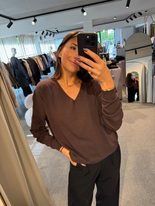 Gerade geschnittener V- Pullover in dunkelbraun