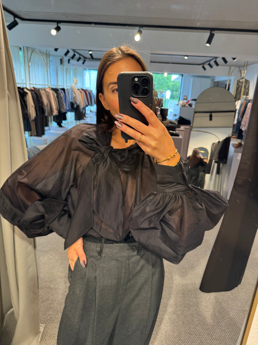 Romantische Bluse mit Schleifendetail in schwarz