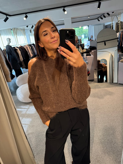 Kuscheliger Pullover mit Cut- Outs in dunkelbraun