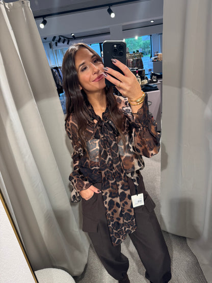 Romantische Bluse im Leo- Print