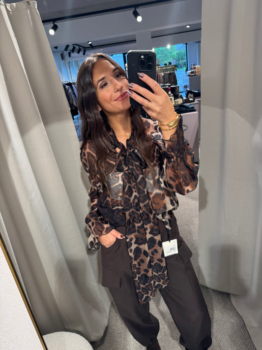 Romantische Bluse im Leo- Print