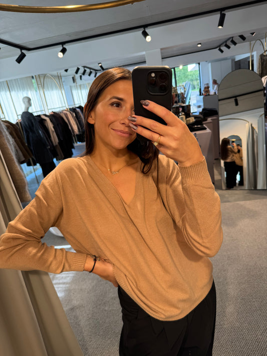 Gerade geschnittener V- Pullover in camel