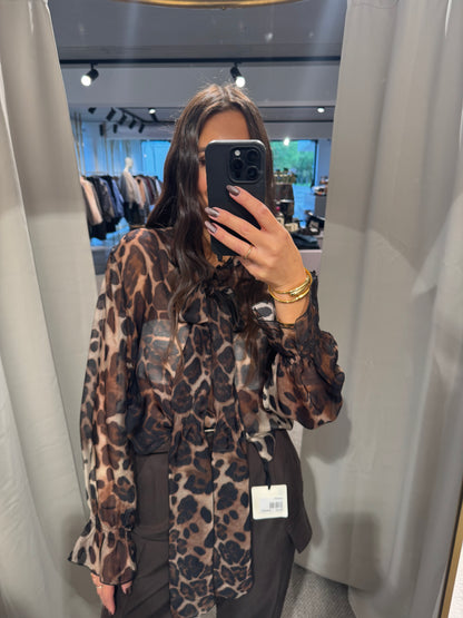 Romantische Bluse im Leo- Print