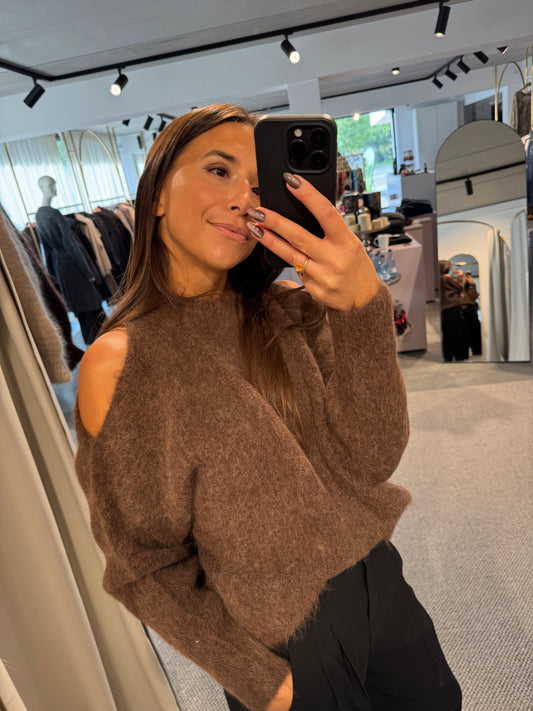 Kuscheliger Pullover mit Cut- Outs in dunkelbraun