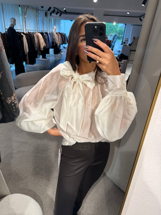 Romantische Bluse mit Schleifendetail in offwhite