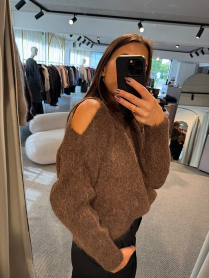 Kuscheliger Pullover mit Cut- Outs in dunkelbraun
