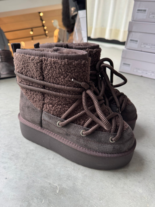 Gefütterte Winterboots mit Plateau in dunkelbraun