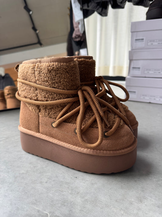 Gefütterte Winterboots mit Plateau in camel