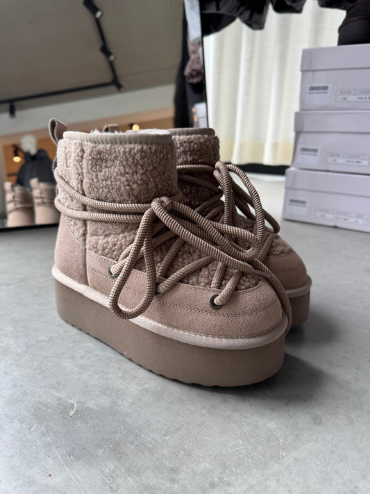 Gefütterte Winterboots mit Plateau in beige