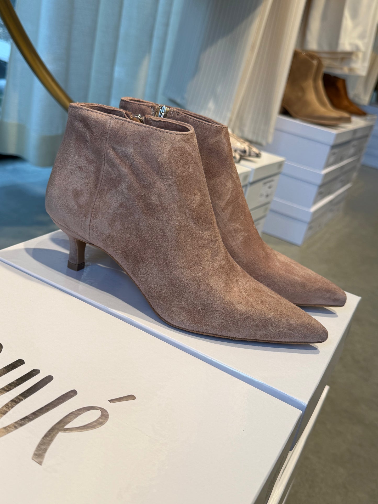 Ankleboot aus Wildleder in taupe