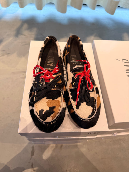 Flats mit Kuhfell- Details