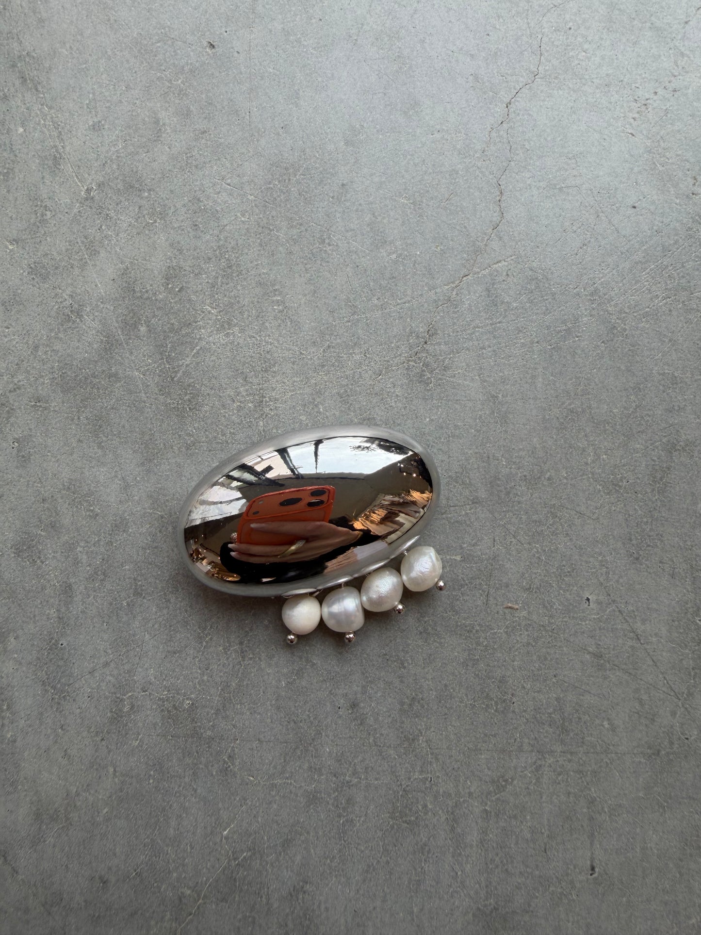 Brosche mit Perlendetails versilbert