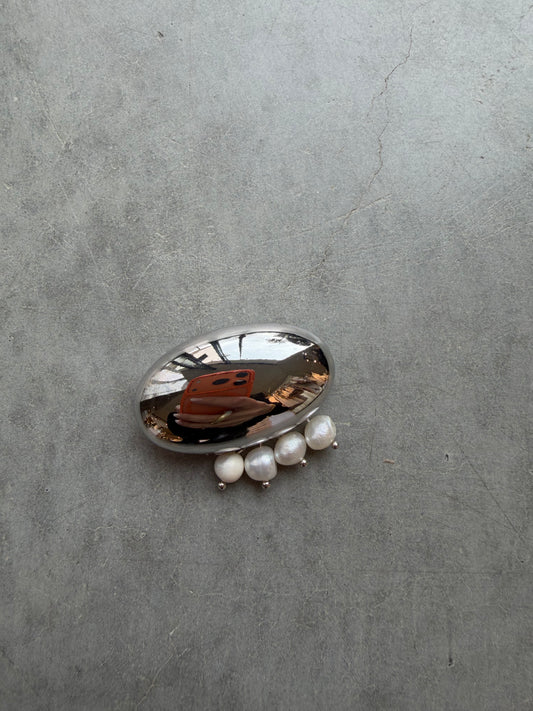 Brosche mit Perlendetails versilbert