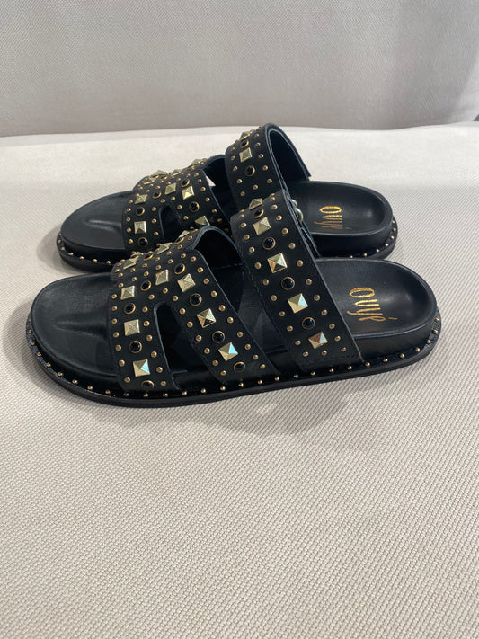 Derbe Sandale mit Nieten in schwarz
