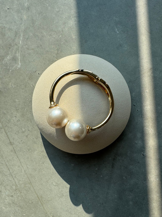 Goldenes Armband mit Perle