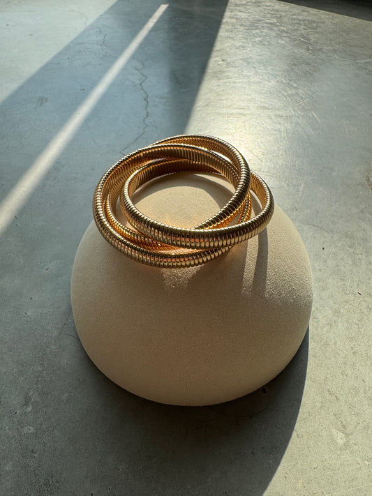 Goldenes Armband geflochten