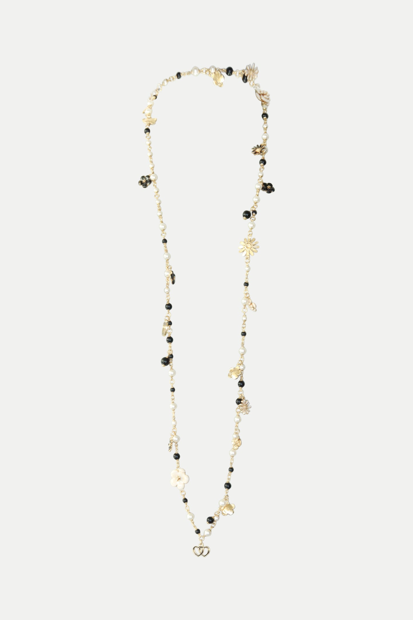 Lange Kette mit Perlen und Blumenapplikationen