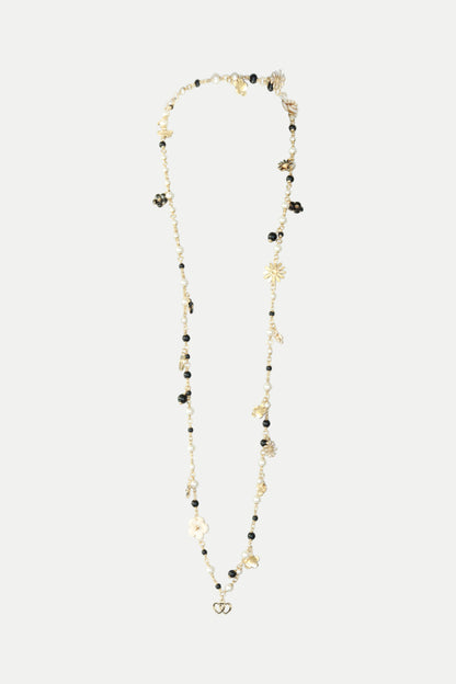 Lange Kette mit Perlen und Blumenapplikationen