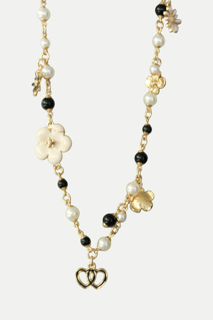 Lange Kette mit Perlen und Blumenapplikationen